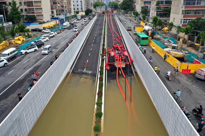 Thảm kịch lũ lụt ở Trung Quốc: 61 người chết và mất tích, thiệt hại gần 10 tỉ USD ảnh 7