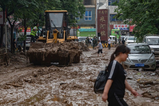 Thảm kịch lũ lụt ở Trung Quốc: 61 người chết và mất tích, thiệt hại gần 10 tỉ USD ảnh 4