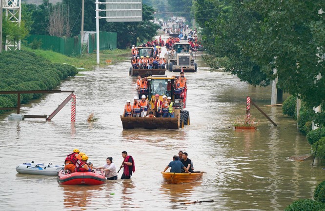 Thảm kịch lũ lụt ở Trung Quốc: 61 người chết và mất tích, thiệt hại gần 10 tỉ USD ảnh 6