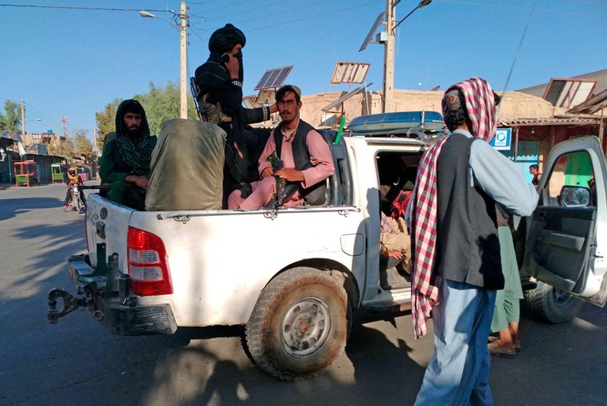 Taliban áp sát Kabul, Sứ quán Mỹ bắt đầu hủy tài liệu và dùng trực thăng di tản nhân viên ảnh 6