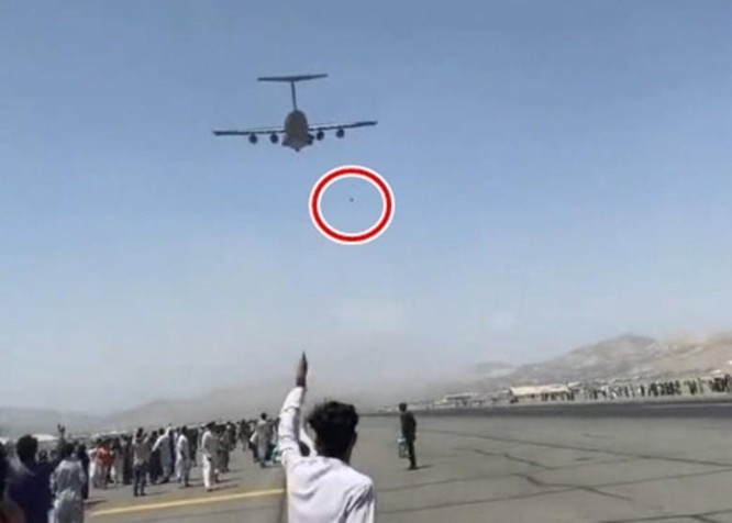 Hãi hùng cảnh người Afghanistan bám máy bay Mỹ tháo chạy rơi từ trên không xuống đất ảnh 2