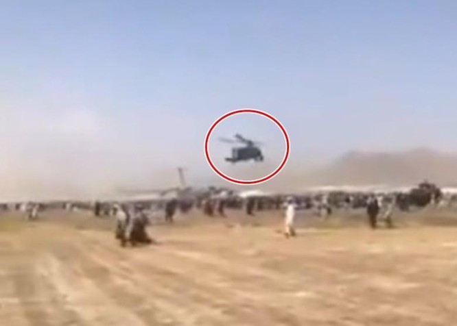 Hãi hùng cảnh người Afghanistan bám máy bay Mỹ tháo chạy rơi từ trên không xuống đất ảnh 5