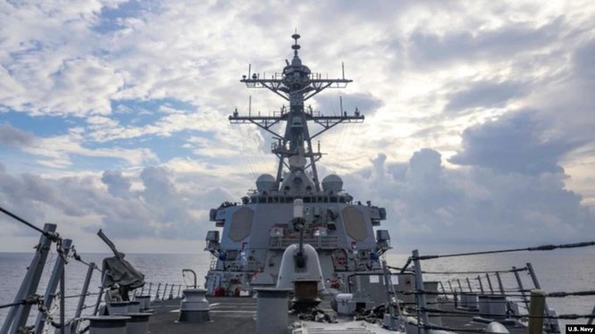 Thách thức quy định mới của Trung Quốc, Mỹ cho tàu chiến vào vùng bên trong 12 hải lý đảo nhân tạo ảnh 2