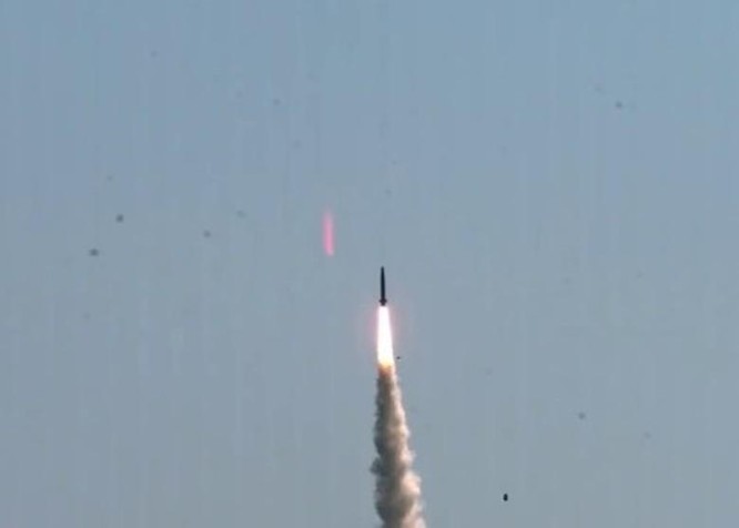 Quan hệ liên Triều căng thẳng, Bình Nhưỡng phóng tên lửa từ xe lửa, Seoul thử tên lửa từ tàu ngầm ảnh 3