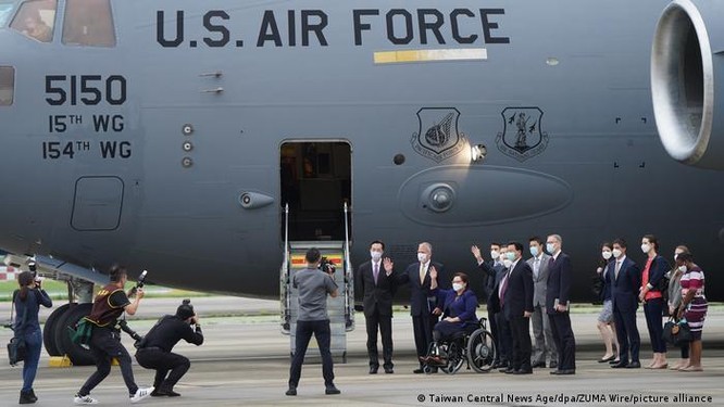 Các nghị sĩ Mỹ đi máy bay quân sự tới thăm Đài Loan,Trung Quốc phản đối, cho máy bay áp sát Đài Loan ảnh 1