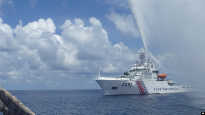 Philippines nói đã cho tàu tiếp tế thành công cho binh sĩ ở Bãi Cỏ Mây, Trung Quốc im lặng ảnh 4