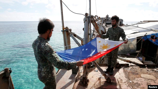 Philippines nói đã cho tàu tiếp tế thành công cho binh sĩ ở Bãi Cỏ Mây, Trung Quốc im lặng ảnh 2