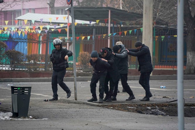 Thông tin mới nhất về Kazakhstan: Bạo loạn khiến 164 người thiệt mạng, gần 8 ngàn người bị bắt ảnh 11