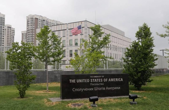 Mỹ rút nhân viên sứ quán và gia đình các nhà ngoại giao, gấp rút viện trợ vũ khí cho Ukraine ảnh 1