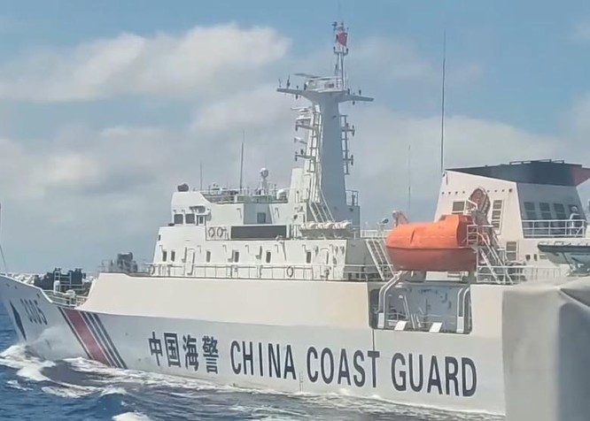 Tàu cảnh sát biển Philippines và Trung Quốc đối đầu nhau ở bãi cạn Scaborough ảnh 1