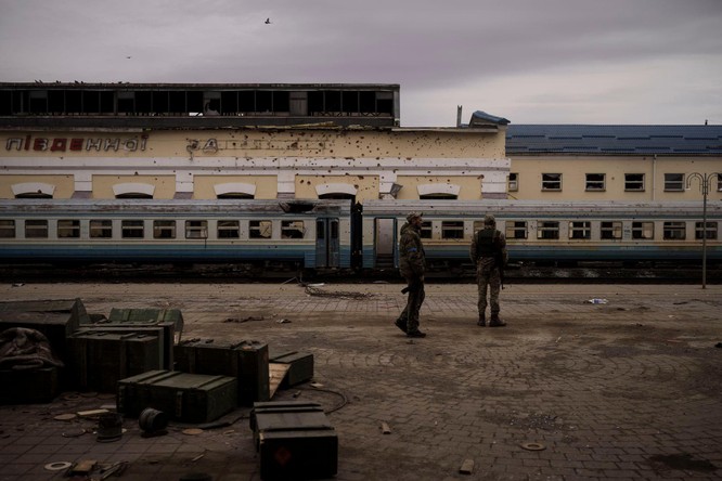 Hình ảnh tan hoang của thị trấn Trostsyanets gần Kiev sau khi quân đội Ukraine phản công chiếm lại ảnh 8