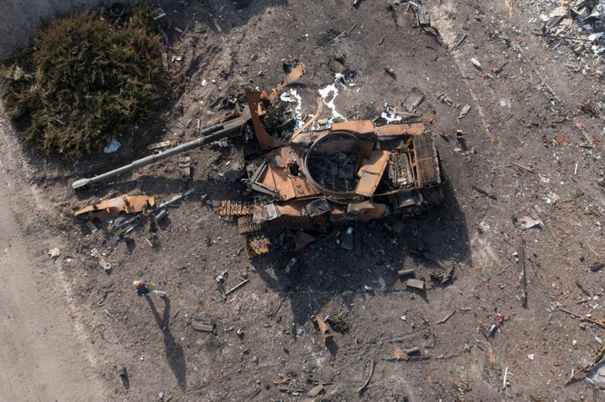 Hình ảnh tan hoang của thị trấn Trostsyanets gần Kiev sau khi quân đội Ukraine phản công chiếm lại ảnh 12