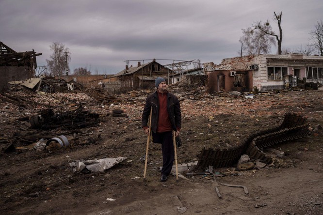 Hình ảnh tan hoang của thị trấn Trostsyanets gần Kiev sau khi quân đội Ukraine phản công chiếm lại ảnh 2