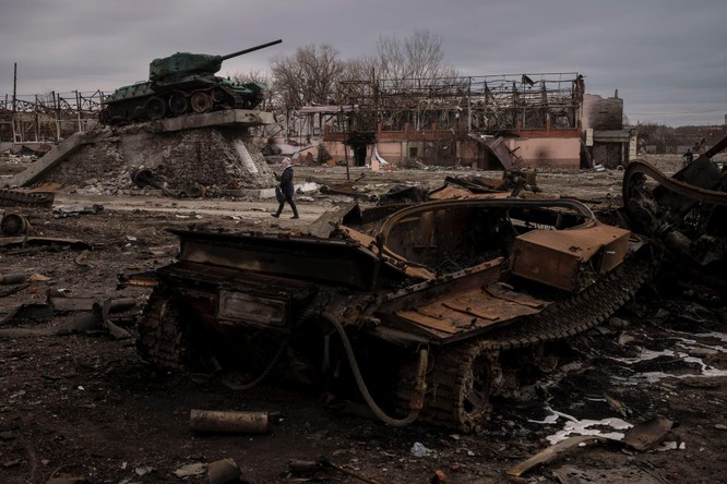 Hình ảnh tan hoang của thị trấn Trostsyanets gần Kiev sau khi quân đội Ukraine phản công chiếm lại ảnh 3