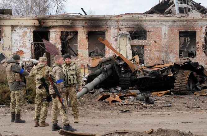 Hình ảnh tan hoang của thị trấn Trostsyanets gần Kiev sau khi quân đội Ukraine phản công chiếm lại ảnh 4