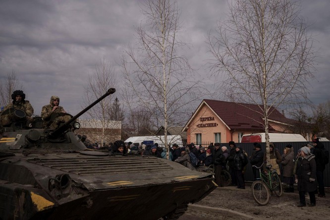 Hình ảnh tan hoang của thị trấn Trostsyanets gần Kiev sau khi quân đội Ukraine phản công chiếm lại ảnh 5