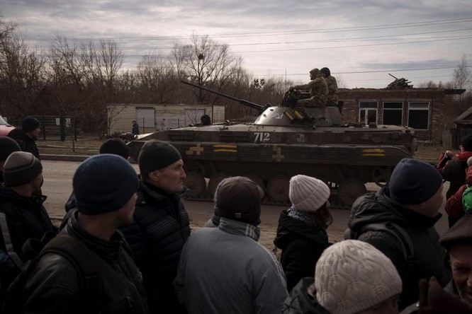 Hình ảnh tan hoang của thị trấn Trostsyanets gần Kiev sau khi quân đội Ukraine phản công chiếm lại ảnh 6