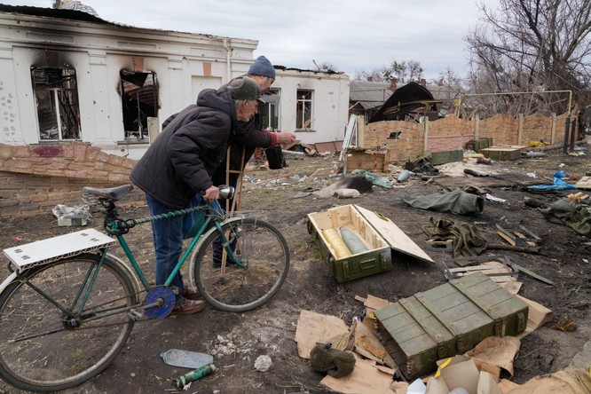 Hình ảnh tan hoang của thị trấn Trostsyanets gần Kiev sau khi quân đội Ukraine phản công chiếm lại ảnh 7
