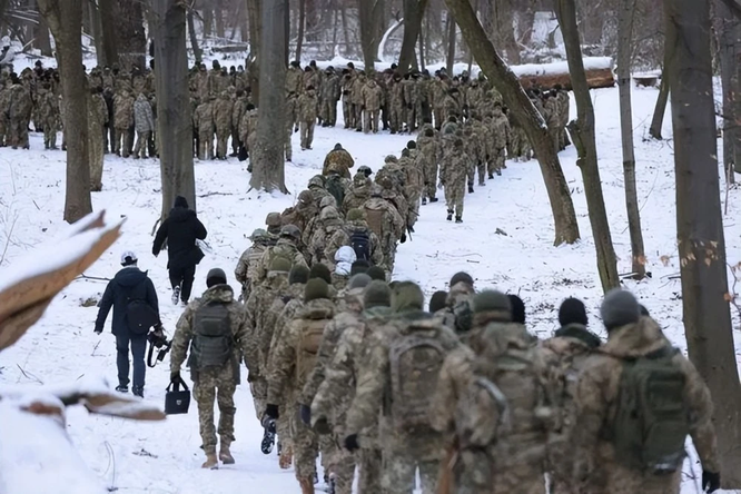 Vì sao Ukraine ngừng tuyển mộ các chiến binh nước ngoài và đình chỉ hoạt động "Binh đoàn quốc tế"? ảnh 3