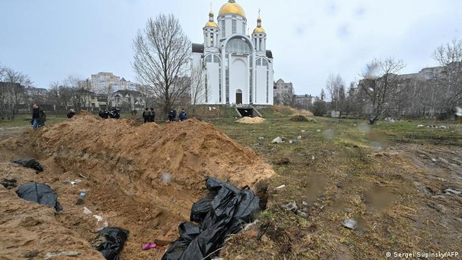 Hàng trăm thi thể dân thường được tìm thấy ở Kiev, Ukraine và Nga đổ lỗi cho nhau ảnh 1