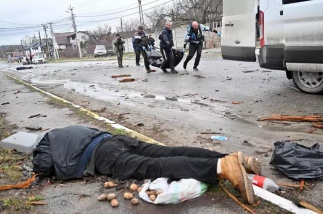 Hàng trăm thi thể dân thường được tìm thấy ở Kiev, Ukraine và Nga đổ lỗi cho nhau ảnh 5