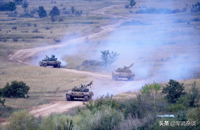 NATO bắt đầu chuyển giao gần ngàn xe tăng, xe chiến đấu bọc thép Liên Xô cho Ukraine ảnh 1