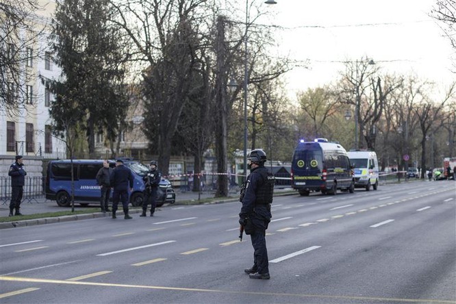 Đại sứ quán Nga ở Romania bị tấn công khủng bố bằng xe hơi? ảnh 4