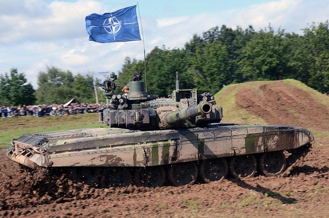 NATO bắt đầu chuyển giao gần ngàn xe tăng, xe chiến đấu bọc thép Liên Xô cho Ukraine ảnh 3