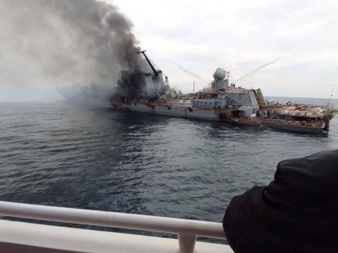 Ukraine lần đầu tiên công bố hình ảnh tàu tuần dương Moskva bị cháy ảnh 2