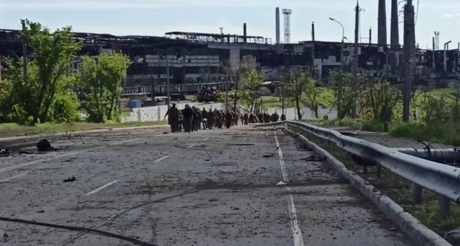 Bộ Quốc phòng Nga: Gần 1.000 binh sĩ Ukraine đã đầu hàng tại nhà máy thép Azovstal ảnh 1