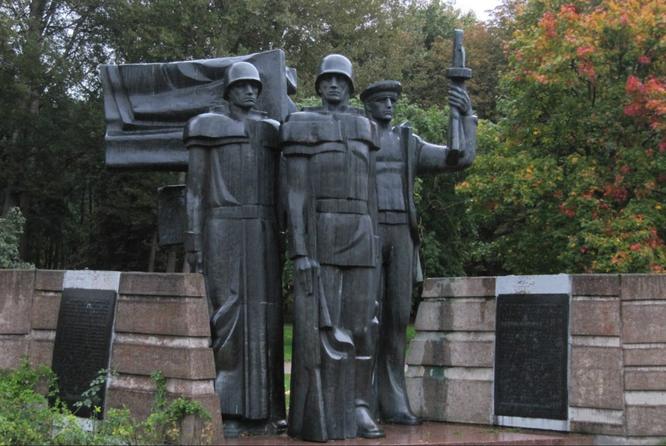 Lithuania dỡ tượng đài kỷ niệm thời Liên Xô, ngăn chở hàng tới Kaliningrad, Nga nghiêm khắc cảnh báo ảnh 3
