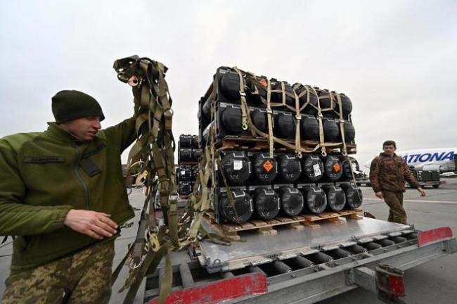 Nóng: Lính Ukraine mang tên lửa Javelin cho quân Nga để đổi lấy đồ hộp ảnh 1