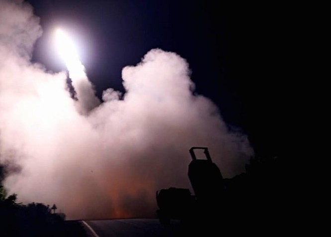 Ukraine lần đầu công bố hình ảnh sử dụng hệ thống tên lửa HIMARS tấn công quân Nga ảnh 4