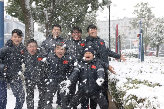 Tuyển thủ U23 Việt Nam vui đùa dưới tuyết trước trận quyết đấu ảnh 4