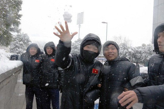 Tuyển thủ U23 Việt Nam vui đùa dưới tuyết trước trận quyết đấu ảnh 5
