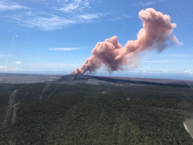 Hãi hùng cảnh núi lửa Kilanuea phun trào tạo nên cột khói bụi cao hàng nghìn mét trên bầu trời Hawaii ảnh 16