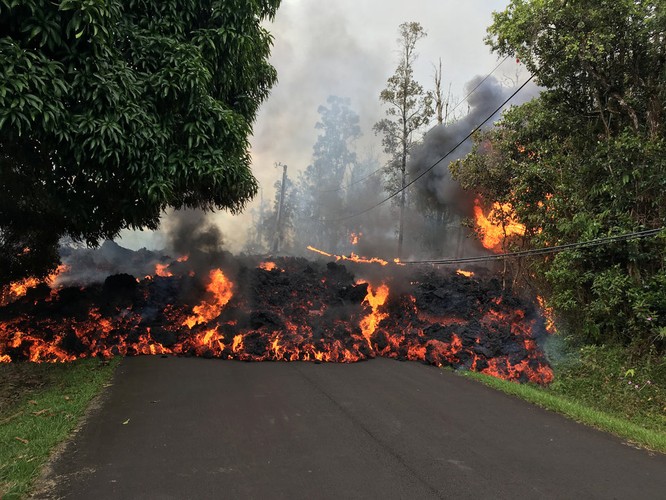 Hãi hùng cảnh núi lửa Kilanuea phun trào tạo nên cột khói bụi cao hàng nghìn mét trên bầu trời Hawaii ảnh 9