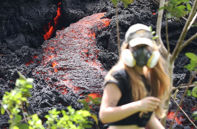Hãi hùng cảnh núi lửa Kilanuea phun trào tạo nên cột khói bụi cao hàng nghìn mét trên bầu trời Hawaii ảnh 12