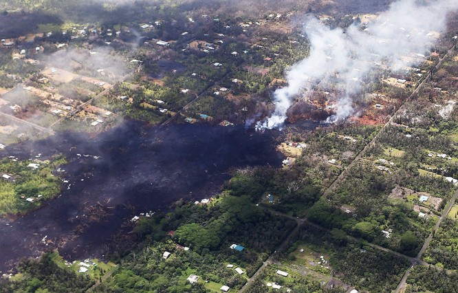 Hãi hùng cảnh núi lửa Kilanuea phun trào tạo nên cột khói bụi cao hàng nghìn mét trên bầu trời Hawaii ảnh 13