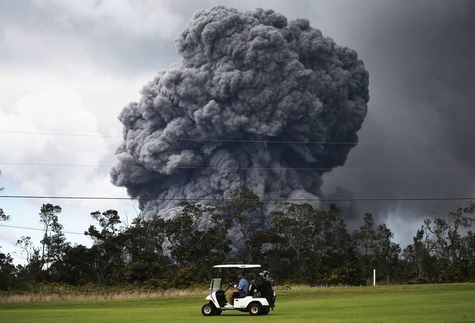 Hãi hùng cảnh núi lửa Kilanuea phun trào tạo nên cột khói bụi cao hàng nghìn mét trên bầu trời Hawaii ảnh 4