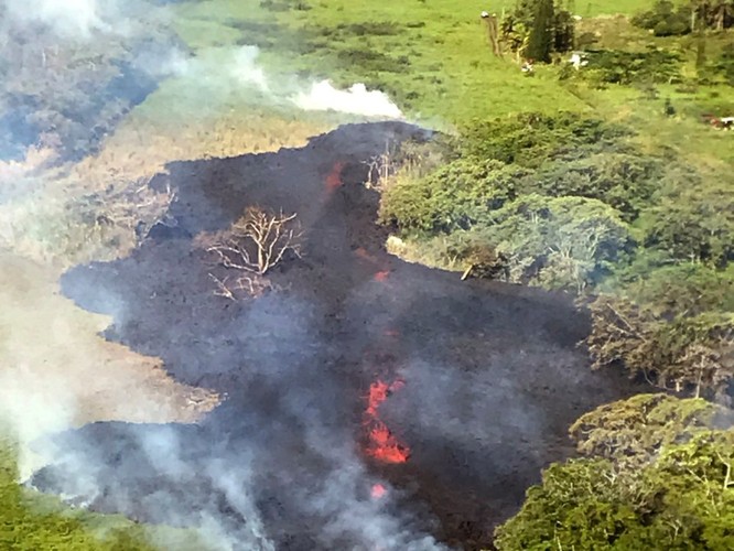 Hãi hùng cảnh núi lửa Kilanuea phun trào tạo nên cột khói bụi cao hàng nghìn mét trên bầu trời Hawaii ảnh 11