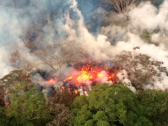 Hãi hùng cảnh núi lửa Kilanuea phun trào tạo nên cột khói bụi cao hàng nghìn mét trên bầu trời Hawaii ảnh 2