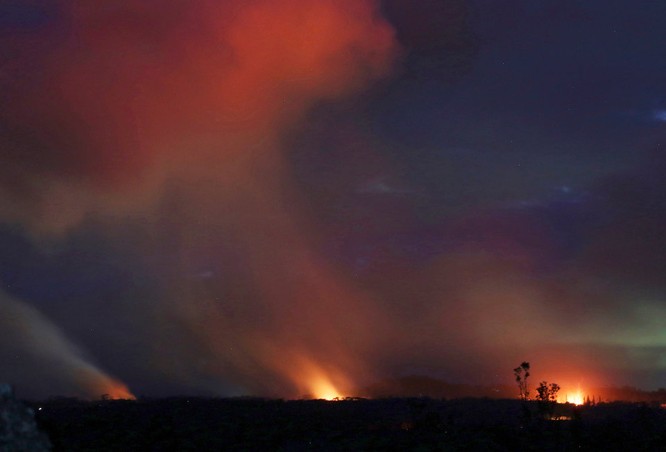 Hãi hùng cảnh núi lửa Kilanuea phun trào tạo nên cột khói bụi cao hàng nghìn mét trên bầu trời Hawaii ảnh 6