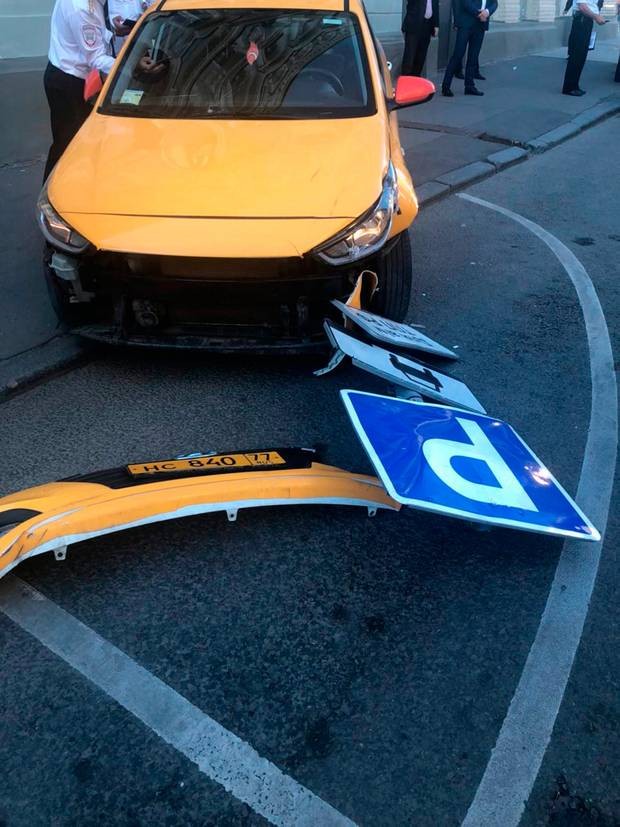 Taxi “điên” đâm CĐV World Cup 2018 tại Moscow khiến 8 người bị thương ảnh 1