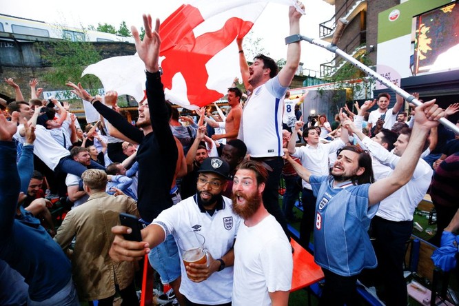 Sau cú đúp của Harry Kane, người Anh ăn mừng như vừa vô địch World Cup ảnh 2