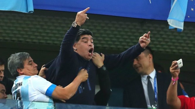 “Cậu bé vàng” Diego Maradona nhập viện sau chiến thắng kịch tính của Argentina trước Nigeria ảnh 2