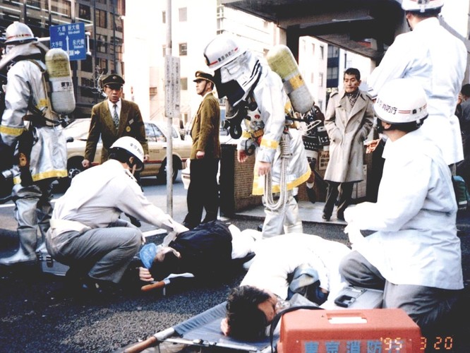 Nhật Bản tử hình thủ lĩnh giáo phái gây ra vụ khủng bố ga tàu điện ngầm bằng khí độc Sarin ảnh 1