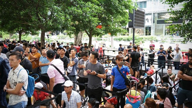Hàng dài người xếp hàng khi “cơn sốt iPhone Xs” quét qua Australia và Singapore ảnh 13