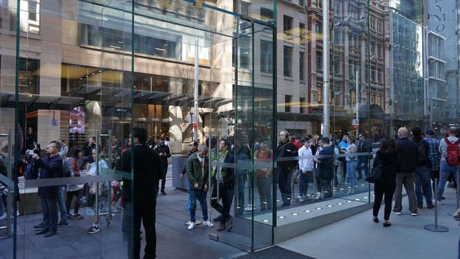 Hàng dài người xếp hàng khi “cơn sốt iPhone Xs” quét qua Australia và Singapore ảnh 16