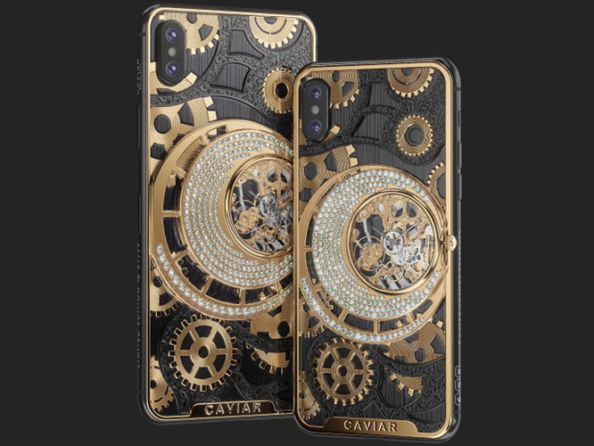 Mặt sau của Caviar iPhone XS và XS Max được chạm khắc bằng titan đen, mạ vàng và đính 252 viên kim cương. Ảnh: BI